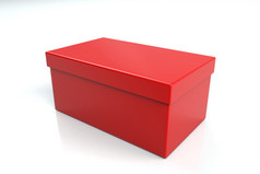 红色的鞋盒子上白色隔离