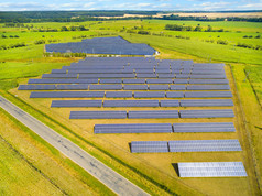 太阳能发电厂的空中景观.