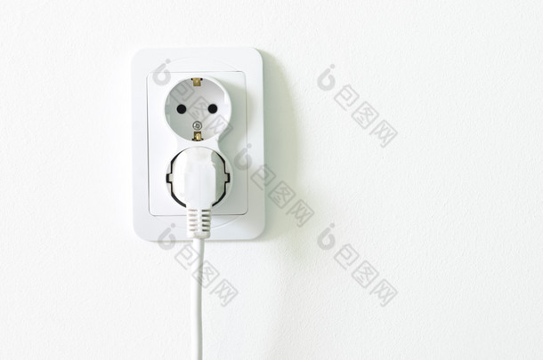 <strong>欧洲</strong>白色电源插座插座堵住在白墙上