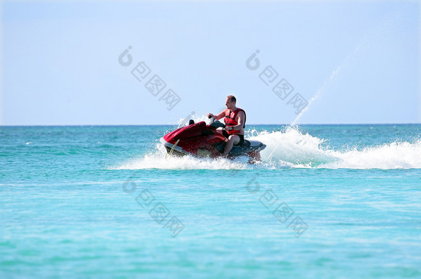 年轻的家伙游弋在加勒比海上的<strong>喷气滑雪</strong>