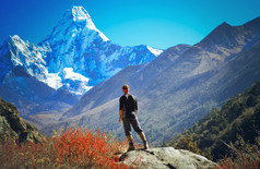 男子徒步在喜马拉雅山，Ama 这样，尼泊尔的山石景观
