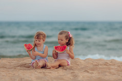 在沙滩上吃西瓜的女孩
