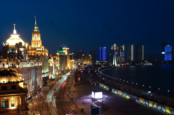 鸟瞰在上海外滩欧洲风格建筑的夜晚