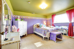 用镜子女孩儿童紫色和绿色卧室