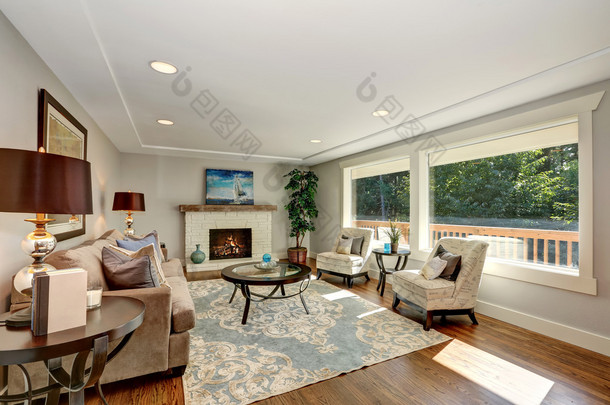 舒适的客厅内部，硬木地板和窗户景观.