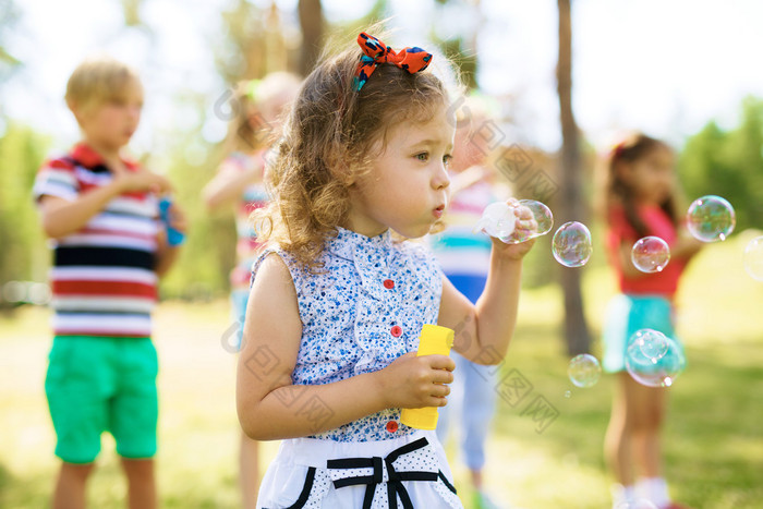 小孩子吹肥皂泡泡 