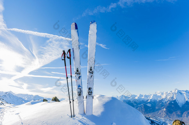 冬季<strong>滑</strong>雪、山<strong>地滑</strong>雪和<strong>滑</strong>雪旅游设备