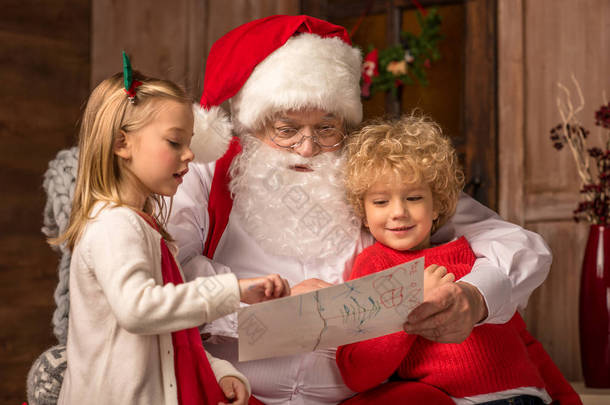 儿童给圣诞老人显示图片 