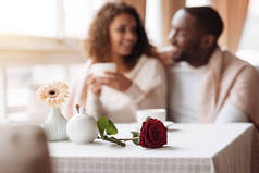 积极非裔美国人夫妇在咖啡馆有约会