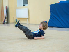 体育开朗的孩子做一套的拉伸练习。武术 （功夫、 武术课前热身).