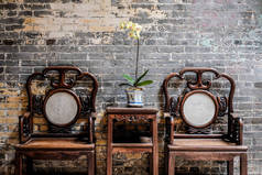 传统东方中国的传统建筑，木桌旁边，主持及装饰用美丽的兰花，在澳门，中国