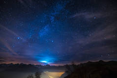晚上在满天星斗的天空和月光下阿尔卑斯山