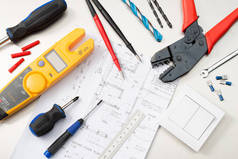 各种电工工具和组件，包括万用表、螺丝刀、线切割机、钻头、开关和插座.