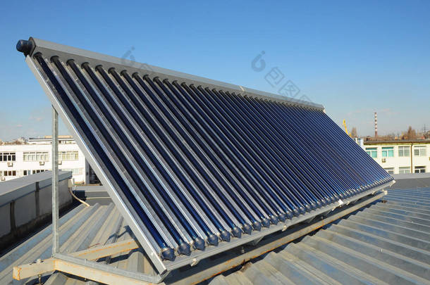 太阳能水加热 （太阳能<strong>热水器</strong>） 系统使用太阳能电池板，被称为集热器，安装在你的屋顶。能源效率的概念。太阳能热水板加热.