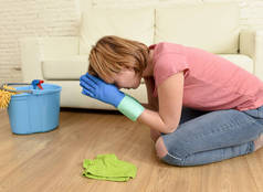 女人强调和累打扫房子，洗地板上她跪下来祷告