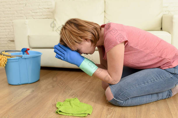 女人强调和累打扫房子，洗地板上她跪下来祷告