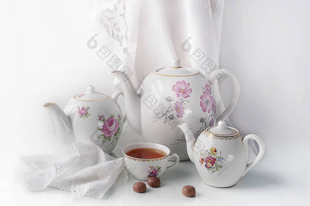 <strong>清茶一杯</strong>，茶，糖，白色背景上孤立