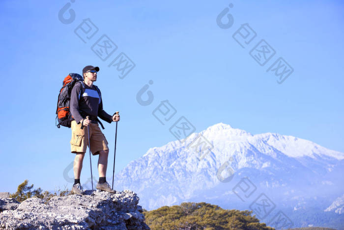 在山里徒步旅行人图片-包图网企业站