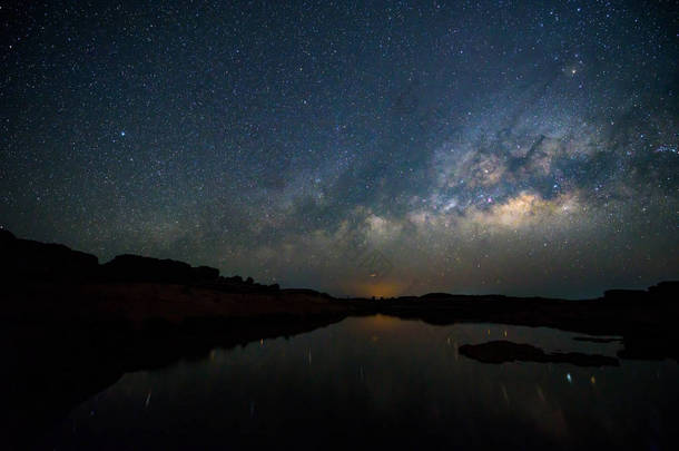 湖景房与银河在天空上