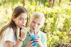 可爱的孩子们在一起共享美味口味的冰饮料