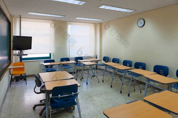 空荡荡的教室，在现代学校设备齐全的高标准教育