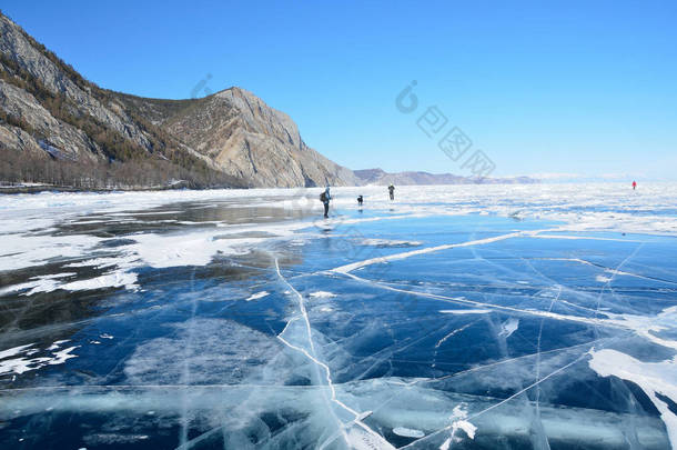 贝加尔湖, 俄国, 3月, 13, 2017。俄罗斯, Olkhon 岛。与狗行军的贝加尔湖冰上旅游滑冰