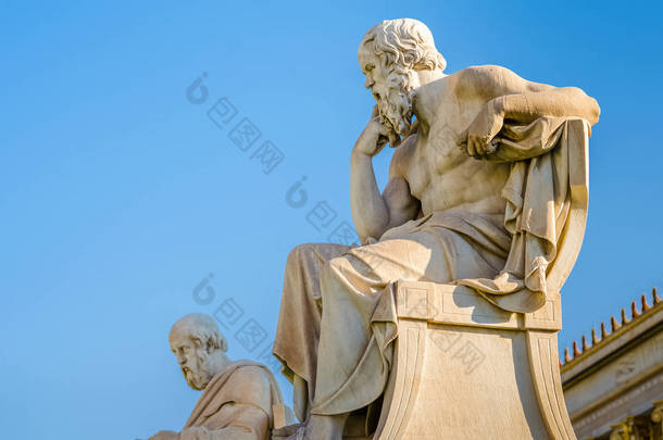伟大的古希腊学者苏格拉底和柏拉图的大理石雕像.