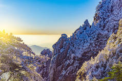 日出黄山国家公园的山峰之上.