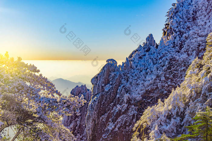 日出黄山国家公园的山峰之上.