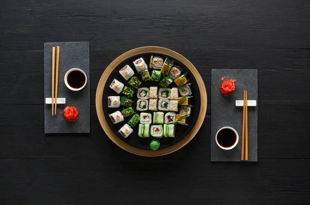 一<strong>整套</strong>寿司寿司和黑色仿古木、 顶视图上卷