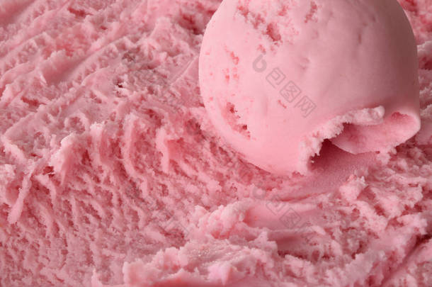 草莓冰淇淋球冰淇淋容器顶部细节