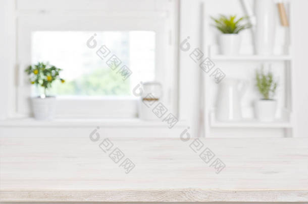 空的漂白木桌子和厨房窗口货架模糊的背景