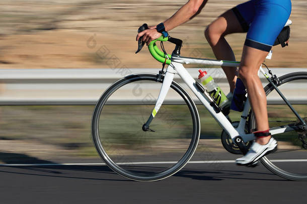 运动模糊的自行车竞赛用自行车