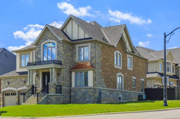 <strong>自定义</strong>构建豪华的房子，在加拿大多伦多郊区.