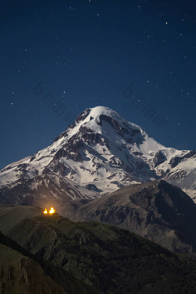 在佐治亚州与格格蒂三一教堂的天空下, 晚上的卡兹贝克山的雪顶山峰.