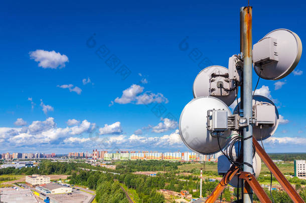 <strong>移动运营商</strong>用电视天线、卫星天线和微波触角对蓝天白云的电信设备