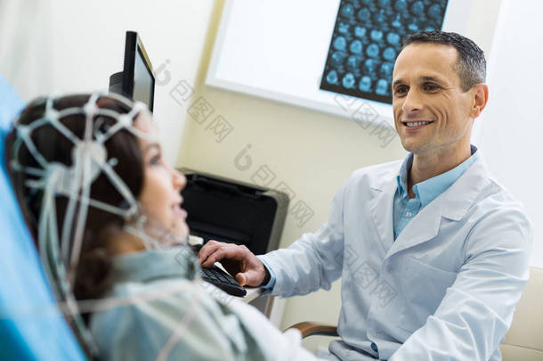 记录患者大脑的脑电图波的医学专家