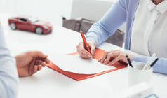 女人签名汽车保险策略