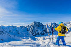 登山者野外滑雪和滑雪休息沿着白雪皑皑的山脊