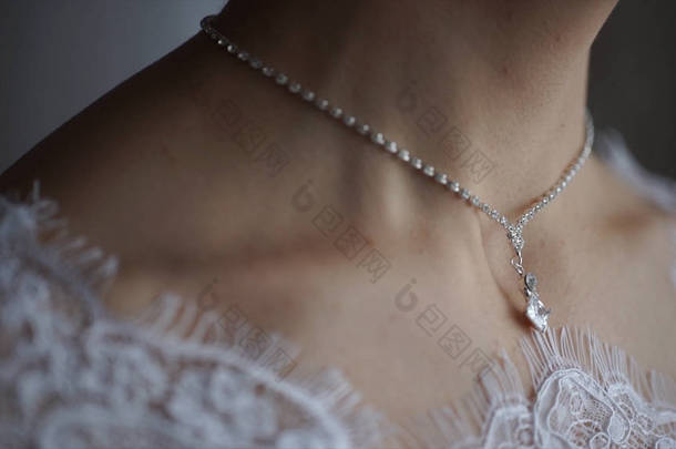 婚礼的手镯和项链。试穿饰品手链的女人。新娘的财宝。女人与珠宝。时尚首饰、 耳环、 手镯和项链的女孩