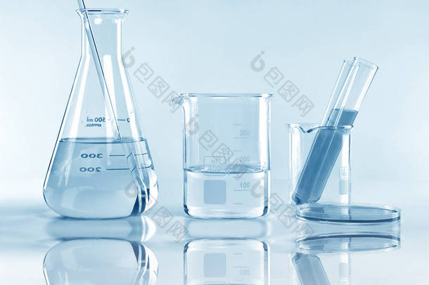 科学实验室实验<strong>玻璃器皿</strong>用明确的解决方案，象征的科学研究和发展.