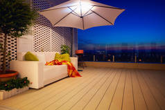 美丽的现代屋顶露台，晚上城市景观露台