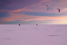 风筝冲浪者在冰冻的湖面，从荷兰农村