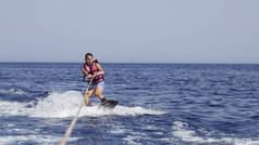 wakeboarder 在海上的夏天