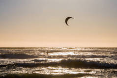 夏季极限运动。太平洋地区旧金山职业运动员的风筝冲浪活动.