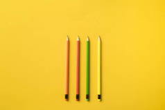 四色的铅笔与橡皮