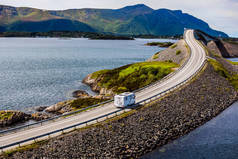 旅行车汽车 Rv 旅行在高速公路大西洋路挪威