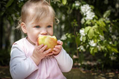 小女孩肖像画吃红苹果在公园里