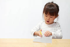 日本女孩剪刀剪纸 (3 岁)
