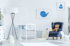 白色和蓝色婴孩的卧室
